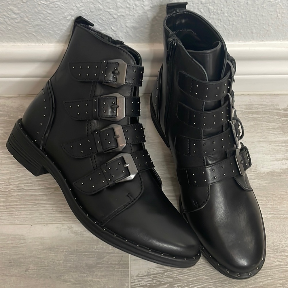 New Steve Madden Pursue Black Leather Nailhead Buckle Ankle Boots 6.5
